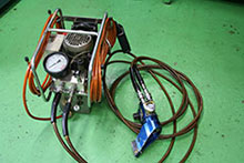 Oil pressure torque wrench